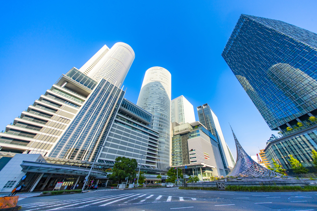 駅前の都市風景